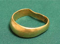 変形した金の指輪